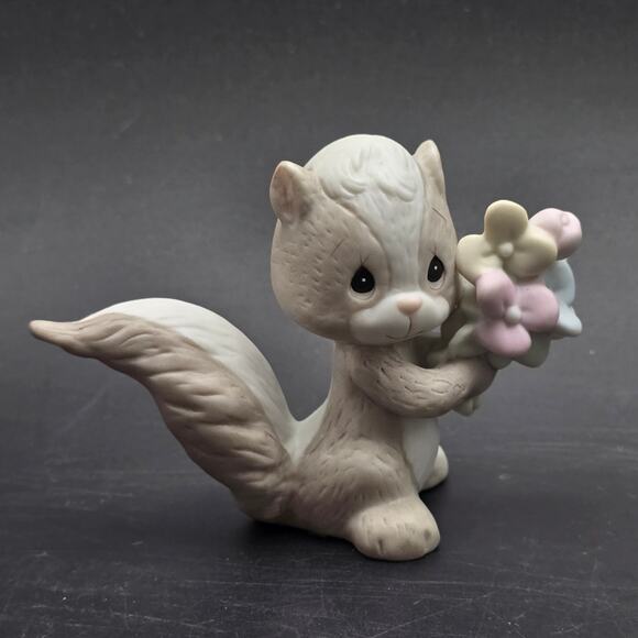 Precious Moments Skunk with Flowers 1990 Samuel Butcher - Picture 6 of 6